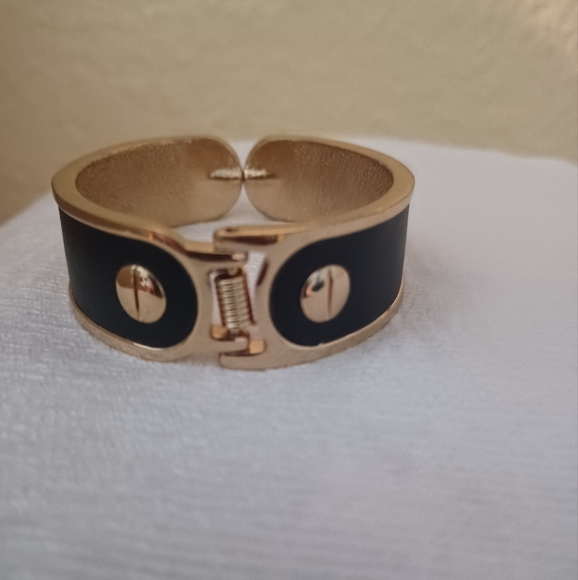 Goldtone & Vegan Leather bangle - Picture 4 of 4
